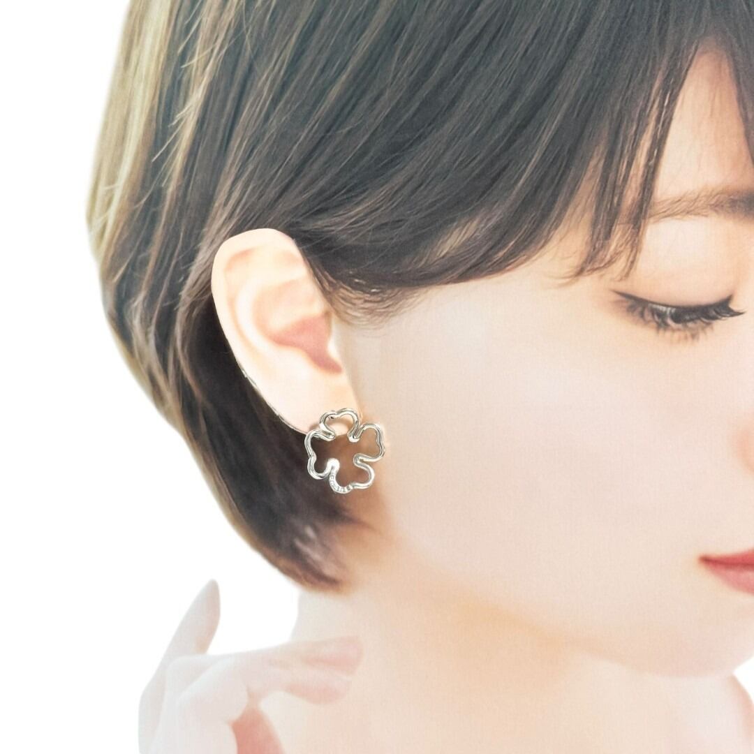 シャネル クローバー シルバー ピアス