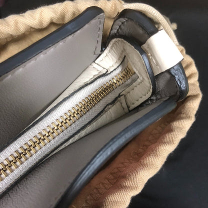 バーバリー MEDIUM CLUTCH 牛革クラッチバッグ