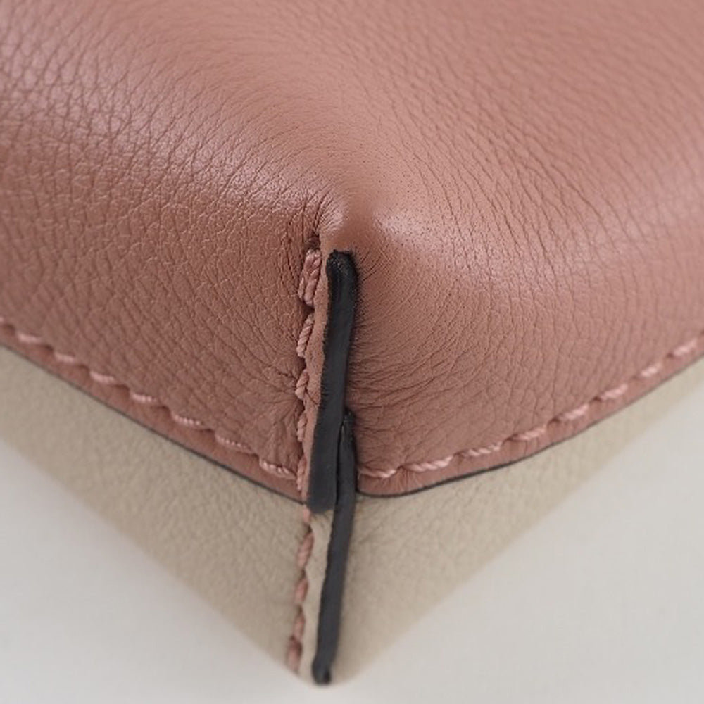 バーバリー MEDIUM CLUTCH 牛革クラッチバッグ