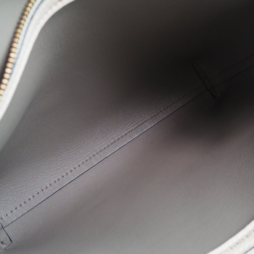 バーバリー MEDIUM CLUTCH 牛革クラッチバッグ