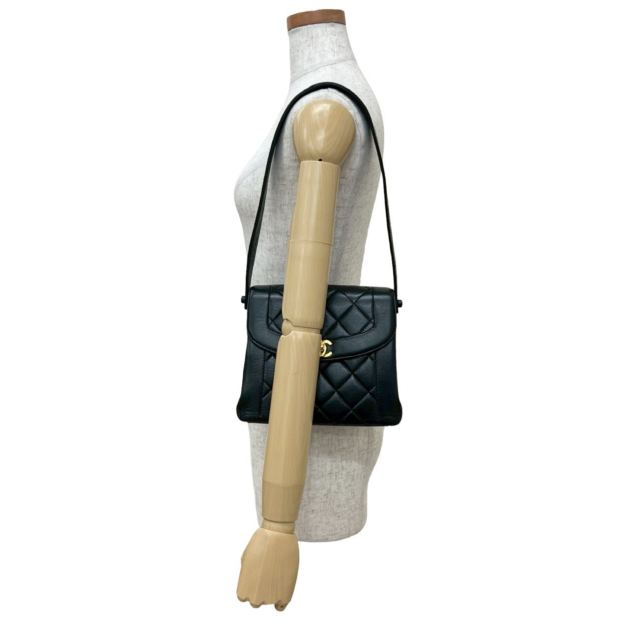 シャネル ダイアナ フラップ ラムスキン ショルダーバッグ