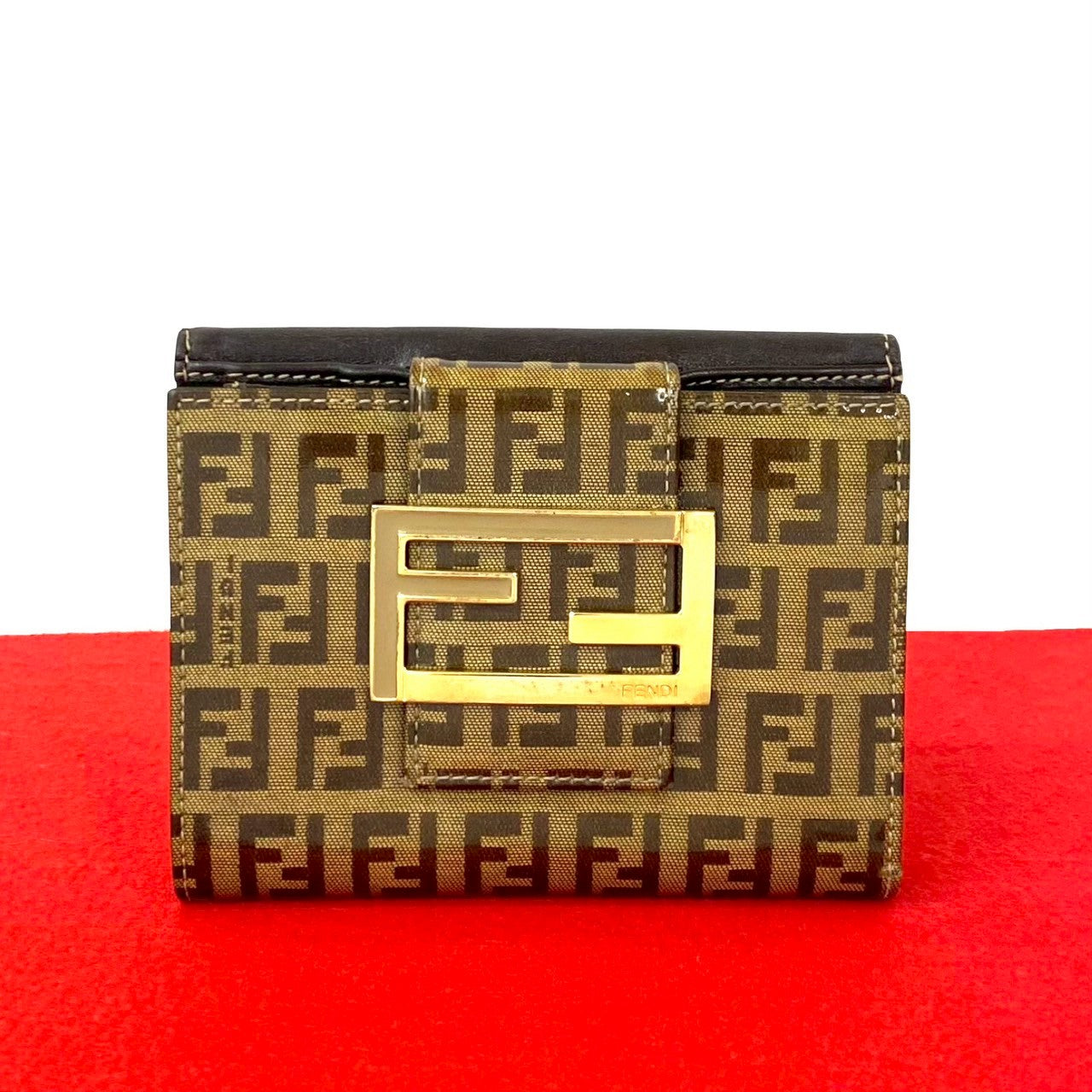 フェンディ ズッキーノFFロゴ パテントレザー 二つ折り財布